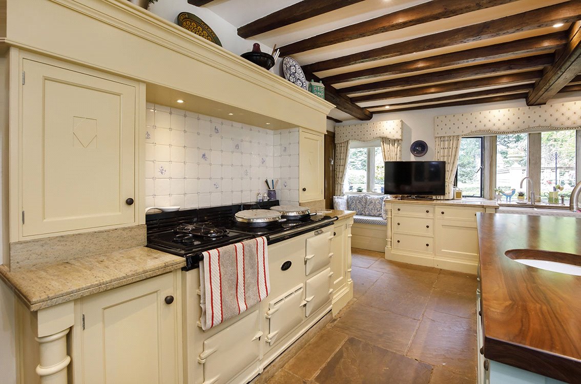 6 bedroom house, Royds Hall, Royds Hall Lane BD12 - Available