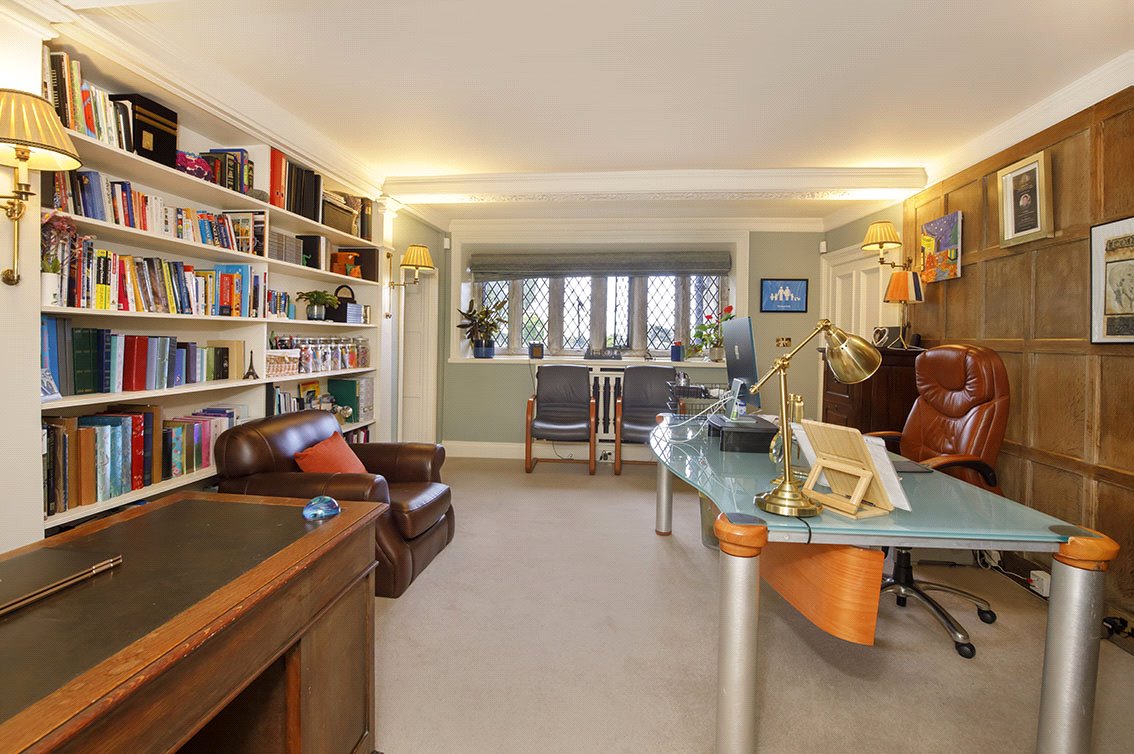 6 bedroom house, Royds Hall, Royds Hall Lane BD12 - Available