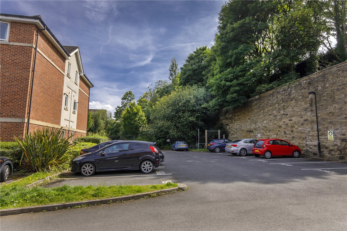 2 bedroom flat, Blackthorn Drive, Huddersfield HD3