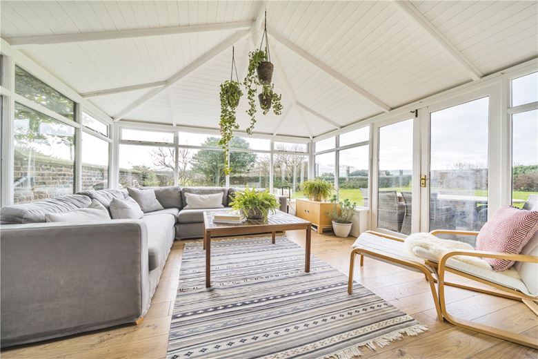 6 bedroom house, Bartindale Road, Hunmanby YO14 - Available