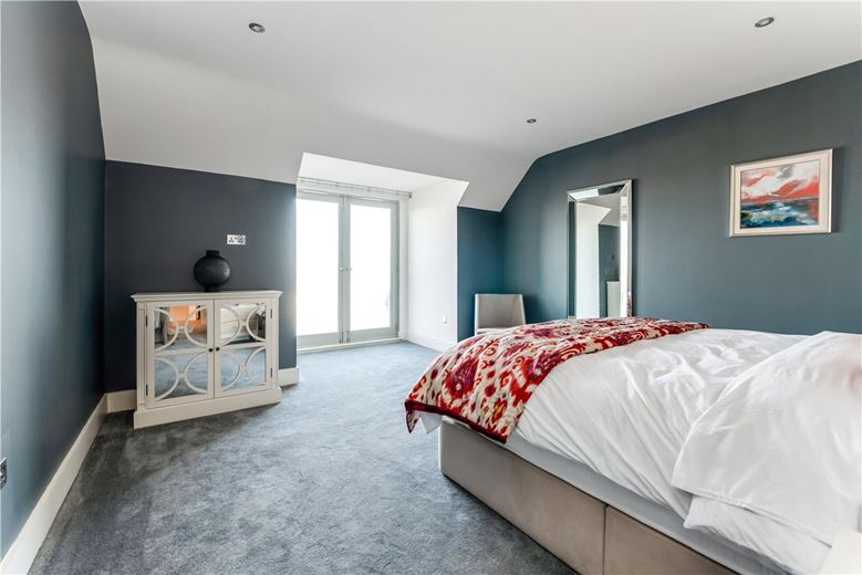 3 bedroom flat, Farne House, 12 Crewe Street NE68 - Available