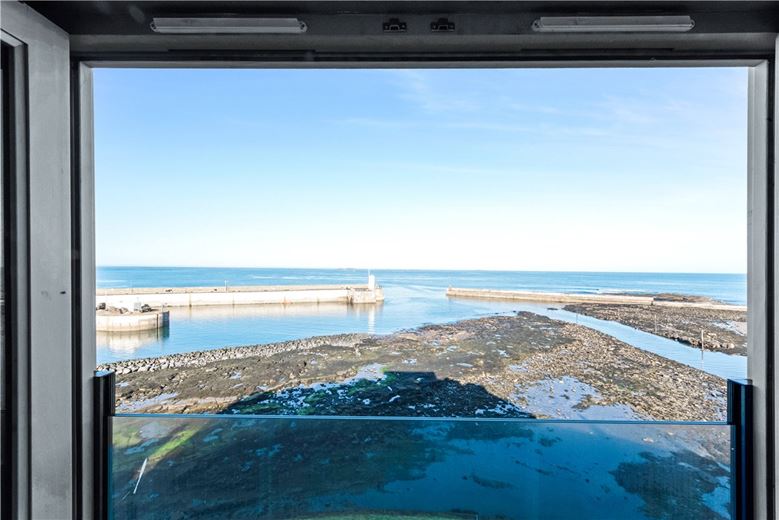 3 bedroom flat, Farne House, 12 Crewe Street NE68 - Available