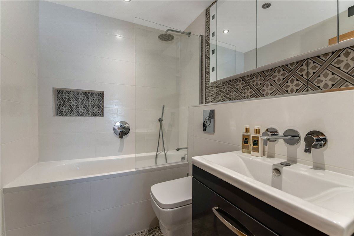 3 bedroom flat, Farne House, 12 Crewe Street NE68 - Available