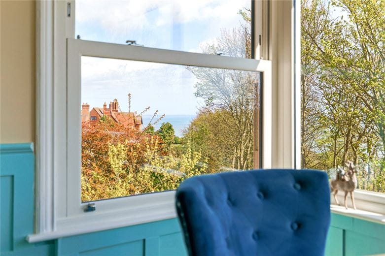 2 bedroom flat, Holbeck Hill, Scarborough YO11 - Available