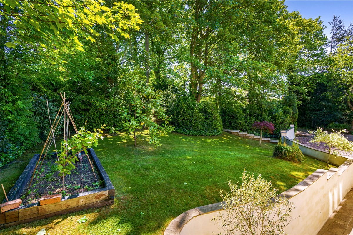 6 bedroom house, York House, Carleton Road WF8 - Available