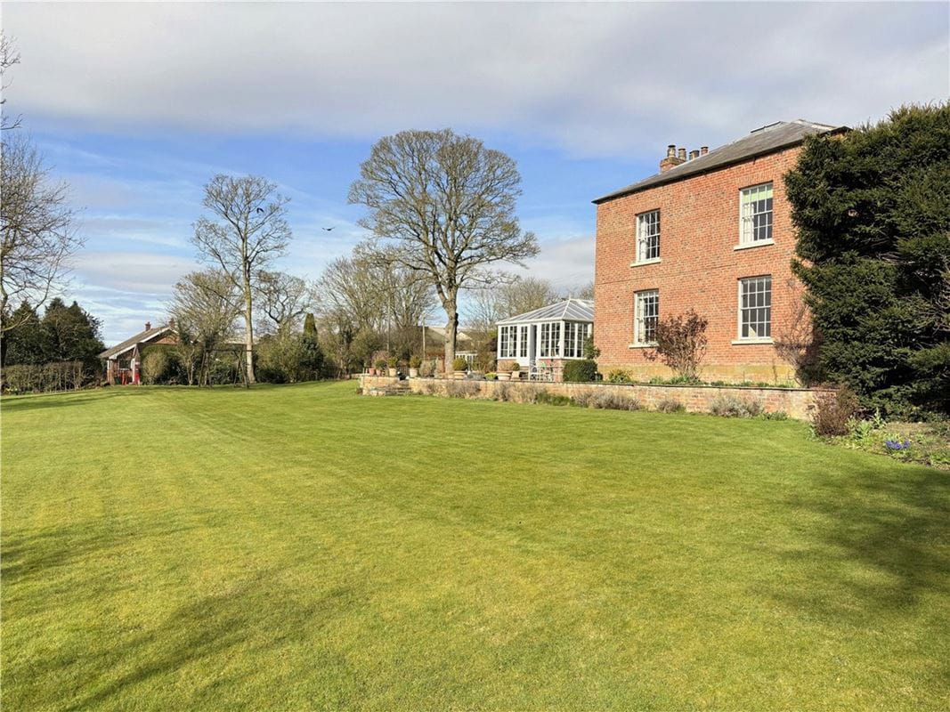 5 bedroom house, Front Street, Wold Newton YO25 - Available