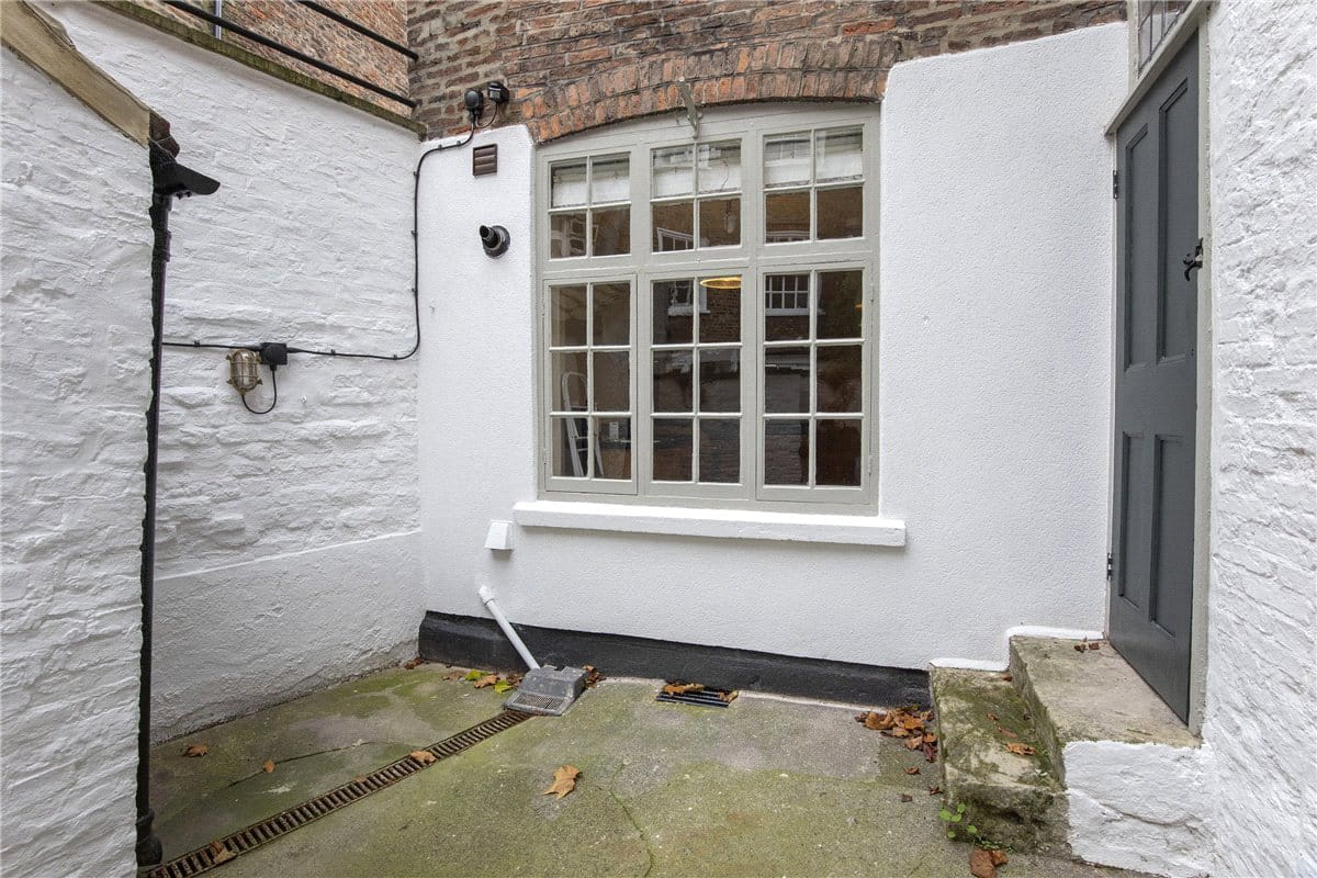 4 bedroom house, Precentors Court, York YO1 - Available